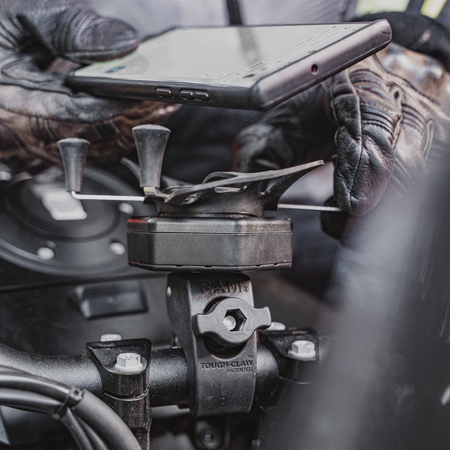 RAM® X-Grip® Large Phone Mount with Vibe-Safe™ & Small Tough-Claw™ (RAM-HOL-UN10-462-400)