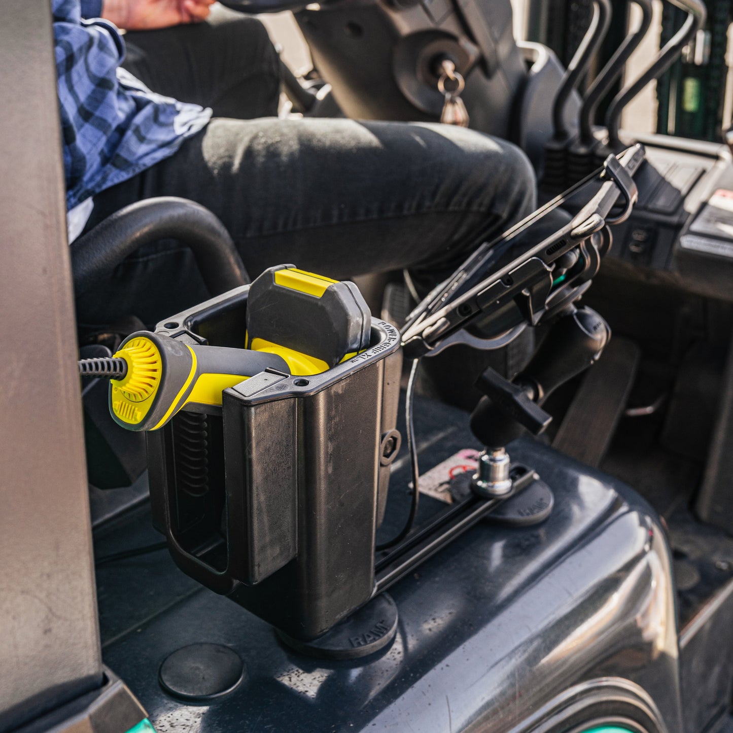 RAM® Tough-Track™ with Tough-Mag™ Heavy Duty Magnetic Track System (RAM-TRACK-EXA-9B-MAG88U)